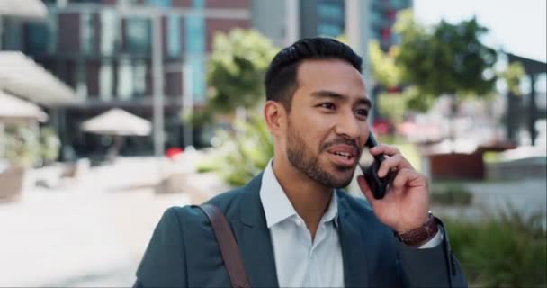 ビジネスマンは 法的取引のためのコミュニケーションをとるために町を歩いています ハッピー 話し合い プロの男性弁護士 都市で通勤する法律事件のためのモバイル会話 — ストック動画