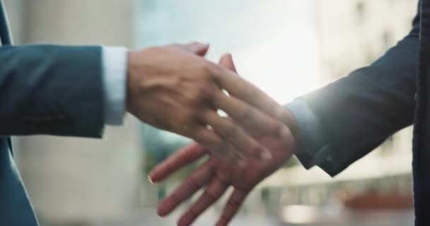 商务人员 握手和亲密的交易 B2B伙伴关系或对城市 街道或欢迎的信任 在地铁人行道上恭恭敬敬 打招呼或握手致意 — 图库视频影像
