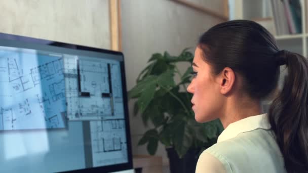 Dator Arkitekt Eller Kvinna Med Planlösning För Planering Ett Bygg — Stockvideo