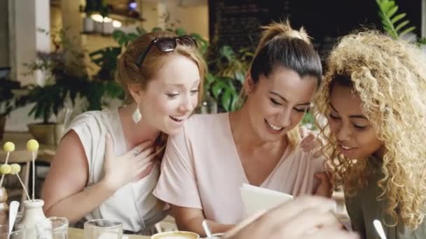 Annuncio Gravidanza Ecografia Donna Con Amici Caffetteria Celebrazione Buone Notizie — Video Stock