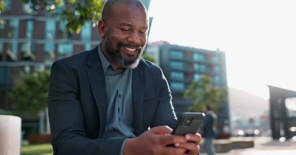 Улыбка Телефон Африканский Бизнесмен Городе Работающий Социальных Сетях Мобильном Приложении — стоковое видео