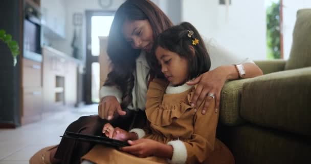 Tablet Sevgi Anne Kız Evlerinde Çizgi Film Izleyip Oyun Oynuyorlar — Stok video