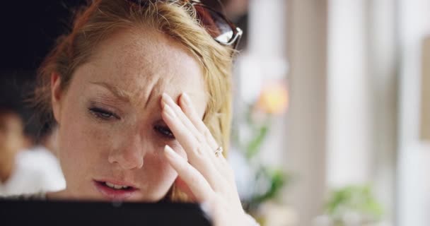 Tablet Estresse Mulher Com Depressão Frustrado Falência Café Para Trabalho — Vídeo de Stock