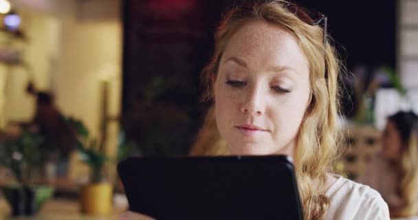 Café Internet Mulher Com Tablet Digitação Mídia Social Com Blog — Vídeo de Stock
