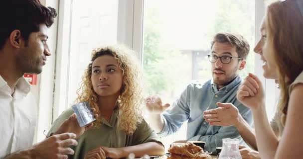 Adamları Kafede Tartışma Toplantı Çeşitlilik Ürün Geliştirme Konusunda Işbirliği Için — Stok video
