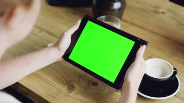 Tablet Grön Skärm Och Händer Person Med Online Kommunikation Medieprogram — Stockvideo