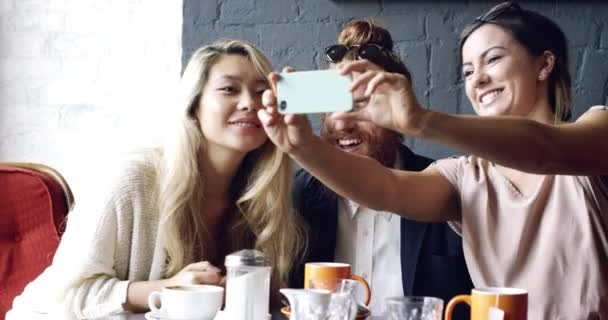 Amigos Selfie Café Mídia Social Pequenas Empresas Café Startup Feliz — Vídeo de Stock