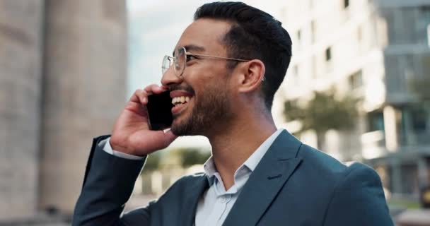 Азіатський Бізнесмен Телефонний Дзвінок Або Задоволений Розмовами Місті Офісних Будівлях — стокове відео