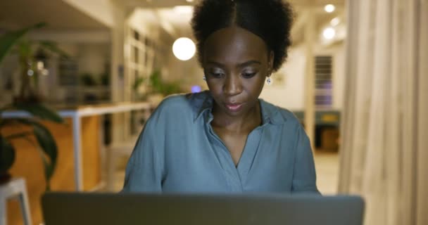 黑人女人和晚上与晚餐 吃饭和截止日期与一个项目和研究 在工作场所吃饭的非洲人 计算机和企业家以及带食物的顾问 — 图库视频影像