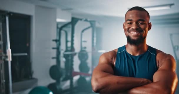 Ginásio Braços Cruzados Feliz Homem Negro Confiante Clube Fitness Musculação — Vídeo de Stock