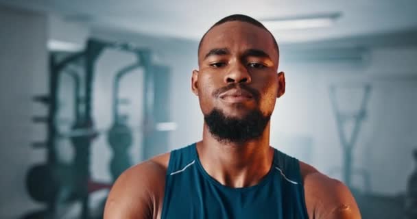 Club Fitness Visage Homme Noir Sérieux Sujet Routine Gymnastique Musculation — Video
