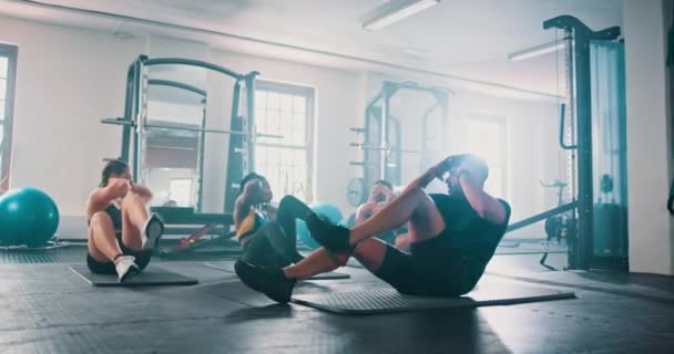 Fitness Exercício Sentar Com Personal Trainer Grupo Ginásio Para Treinamento — Vídeo de Stock