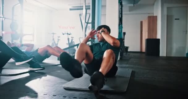 Γυμναστική Άσκηση Sit Ups Προσωπικό Γυμναστή Και Τάξη Στο Γυμναστήριο — Αρχείο Βίντεο