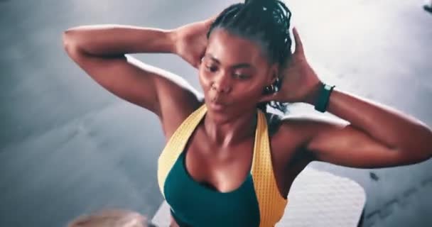 Entraînement Exercice Asseoir Avec Entraîneur Personnel Une Femme Salle Gym — Video