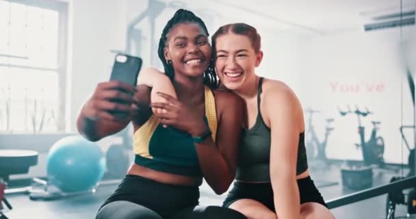 Селфі Фітнес Подруги Дівчата Спортзалі Здоров Оздоровлення Фізичних Вправ Разом — стокове відео