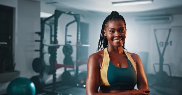 Club Fitness Sonrisa Mujer Negra Confiada Gimnasio Musculación Compromiso Con — Vídeos de Stock