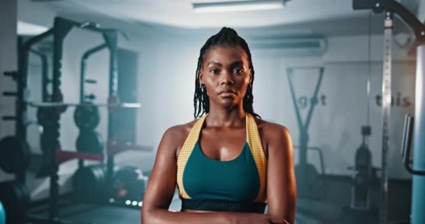 Fitnessclub Gezicht Serieuze Zwarte Vrouw Vertrouwen Fitnessruimte Spieropbouw Inzet Voor — Stockvideo