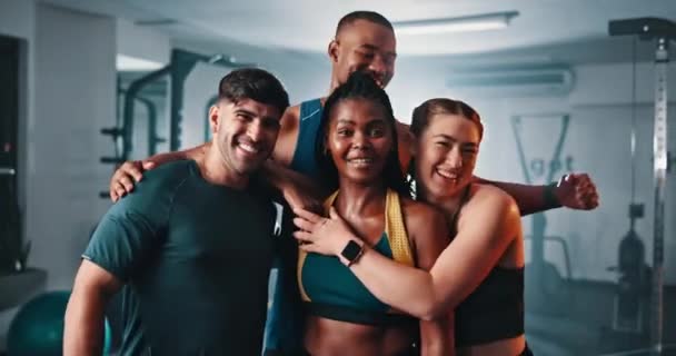 团体拥抱和朋友为健身 体育活动或运动承诺而高兴 肖像和健美团队拥抱社区 训练或挑战的表现 — 图库视频影像