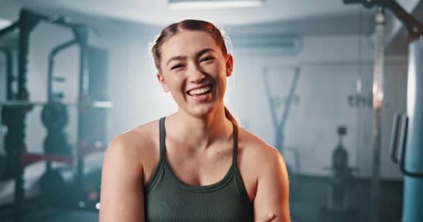 对健身俱乐部 健身或强身健体充满自信的女性的健身 快乐和面子 带着自豪的微笑 肖像和笑声 准备参加运动员的锻炼 训练和挑战 — 图库视频影像