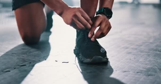 在健身中心进行日常训练 锻炼或锻炼的鞋人的衣服 健身房或手 鞋类运动选手的鞋带 领带或腿已准备好在演播室地板上开始练习 — 图库视频影像