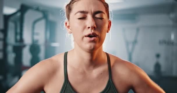 锻炼和对女人的厌倦 训练和锻炼与耐力 挑战与进步 健美或因运动而精疲力竭 健康或呼吸良好的人或女孩的画像 — 图库视频影像