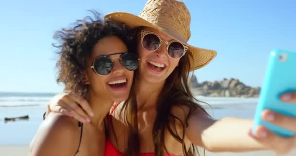 Kvinnor Vänner Och Selfie Stranden För Semester Med Bikini För — Stockvideo