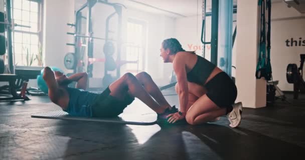 Fitness Exercício Sentar Com Atleta Personal Trainer Ginásio Para Treinamento — Vídeo de Stock
