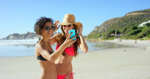 Kvinnor Vänner Och Selfie Stranden Sommaren Med Bikini För Semesterresor — Stockvideo