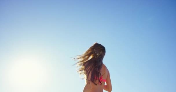 Kobieta Widok Włosy Plaży Bikini Szczęście Letnia Przerwa Nad Oceanem — Wideo stockowe