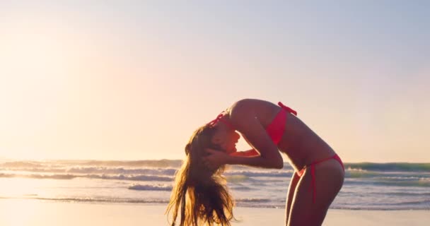 Kobieta Zachód Słońca Włosy Plaży Bikini Szczęście Letnia Przerwa Nad — Wideo stockowe