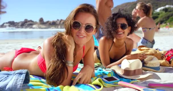 Друзья Расслабьтесь Поговорите Пляже Открытым Небом Объединиться Счастливы Разнообразны Заботой — стоковое видео