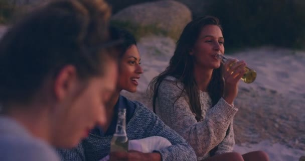 Vänner Pratande Och Glada Med Stranden Skrattande Och Förenande Tillsammans — Stockvideo