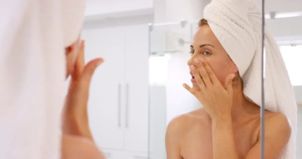 スキンケア バスルーム または健康 朝のルーチンまたは治療のための保湿剤が付いている鏡 顔やローションのクリーニングのための反射またはアパートの手とクリーム — ストック動画