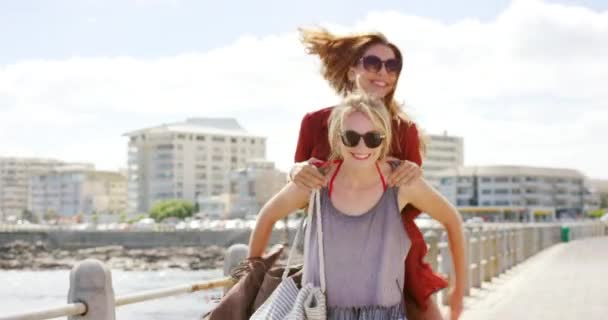 朋友们 搭便车 嬉笑海洋 在周末的旅行中彼此结合在一起 快乐的女人 度假或度假时的支持和游戏 自由和到海滩或海上旅行 — 图库视频影像