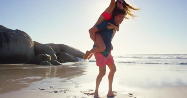 Para Piggyback Wolność Plaży Miłości Podróży Przygody Zabawy Świeżym Powietrzu — Wideo stockowe