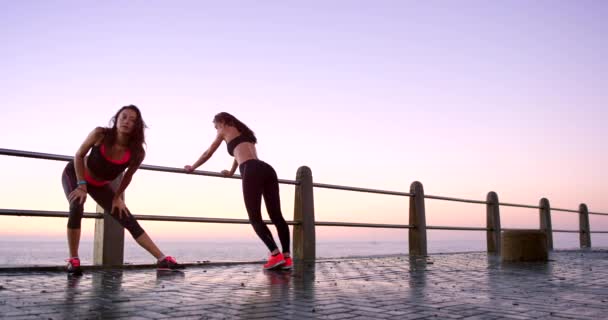 Люди Закат Бегуны Пляже Растяжения Бега Физических Упражнений Фитнес Тренировки — стоковое видео