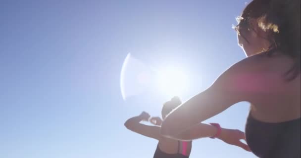 Женщины Растягивающие Руки Пляже Упражнения Фитнеса Велнесс Кардио Тренировки Городе — стоковое видео
