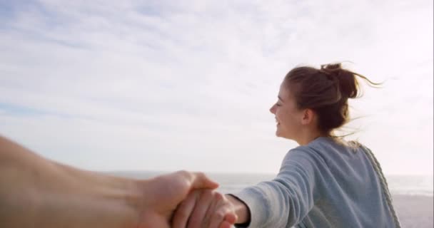 Praia Casal Mãos Dadas Com Amor Felicidade Fuga Viagem Com — Vídeo de Stock