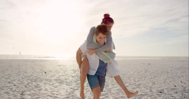 Pareja Feliz Cuestas Playa Abrazo Amor Con Sol Afecto Energía — Vídeos de Stock