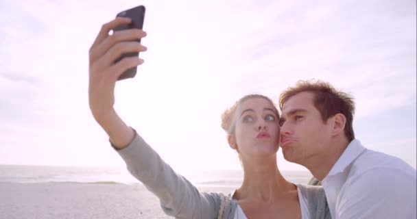 Casal Selfie Rosto Engraçado Para Postagem Mídia Social Viagens Conexão — Vídeo de Stock