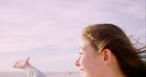 Videollamada Selfie Playa Con Mujer Verano Felicidad Con Las Redes — Vídeos de Stock