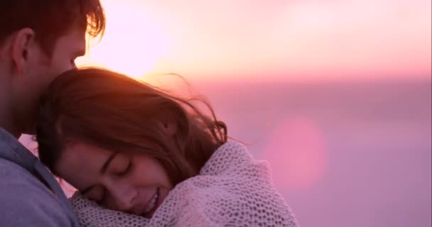 Amor Praia Casal Pôr Sol Abraço Para Ligação Relaxar Juntos — Vídeo de Stock