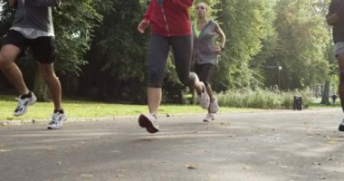Millet, sağlık ve sağlık için spor grupları, dışarıda egzersiz için bacaklar ve spor ayakkabıları. Sokak, koşucu takımında hız ve enerji, parkta egzersiz için eylem ve eğitim.