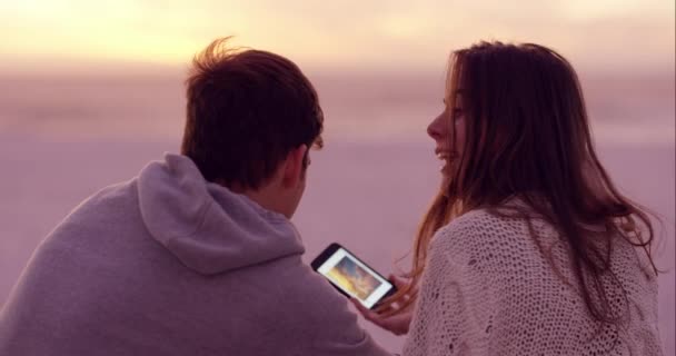 Liebe Unterhaltung Und Paar Strand Für Sonnenuntergang Romantischen Jahrestag Oder — Stockvideo
