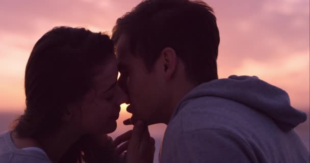 Liebe Strand Und Paar Bei Sonnenuntergang Küssen Sich Zum Binden — Stockvideo
