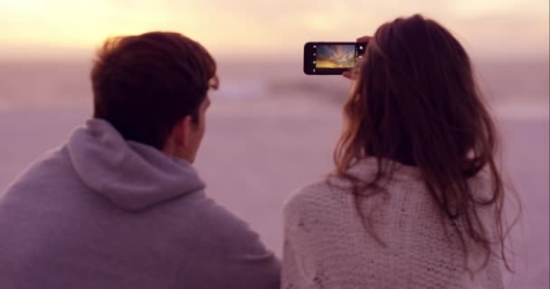 Telefon Fotografie Und Rückseite Des Paares Strand Romantischen Jahrestag Oder — Stockvideo