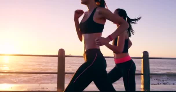 Друзья Закат Бегуны Пляже Тренировок Упражнений Фитнес Тренировки Женщинами Набережной — стоковое видео