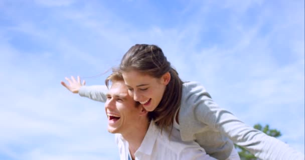 Casal Feliz Piggyback Livre Liberdade Amor Com Céu Azul Avião — Vídeo de Stock