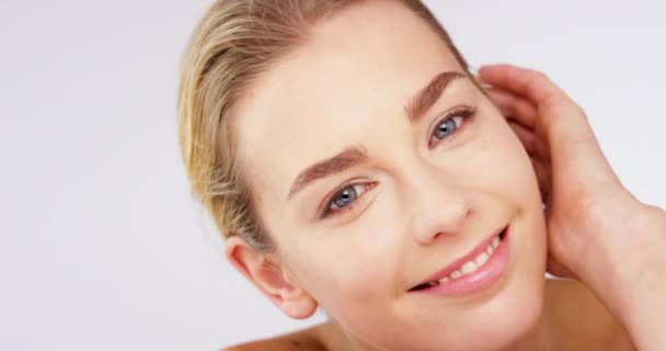 Mulher Feliz Rosto Relaxar Para Cuidados Com Pele Cosméticos Beleza — Vídeo de Stock