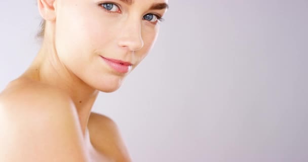 Szczęśliwa Kobieta Relaks Pielęgnacja Skóry Makijaż Lub Kosmetyki Kosmetyczne Szarym — Wideo stockowe